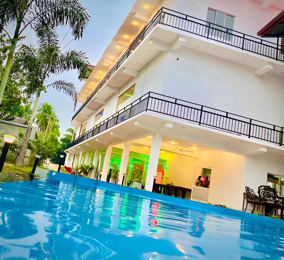 Hotel Summer Haven โปลอนนารูวา ภายนอก รูปภาพ