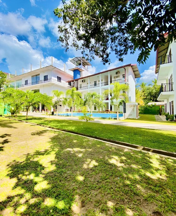 Hotel Summer Haven โปลอนนารูวา ภายนอก รูปภาพ
