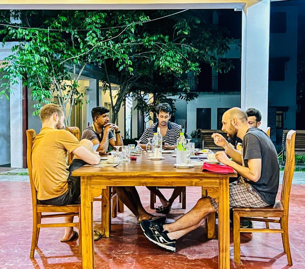 Hotel Summer Haven โปลอนนารูวา ภายนอก รูปภาพ